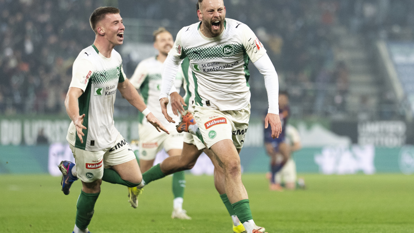 Carlo Boukhalfa erzielt den umjubelten Siegestreffer.