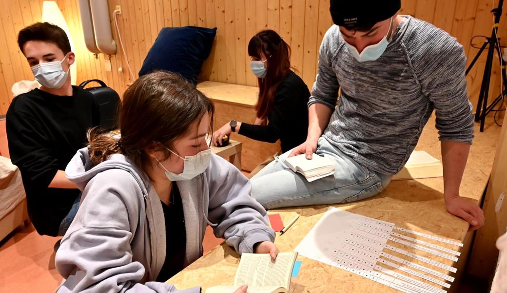 Der Spezialtrupp «i» beim Entschlüsseln des Codes, von links: Tomás Recke, Jodi Lootsma, Nora Küng und Jona Pezzoni.