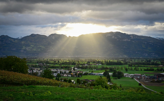 Sonnenstrahlen setzen das Rheintal in Szene