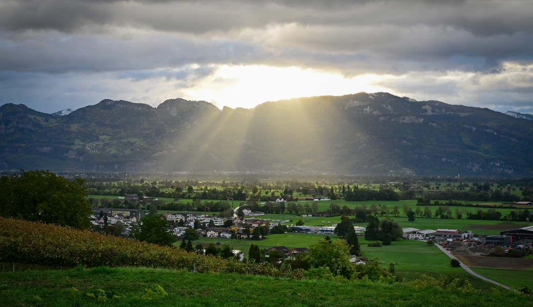 Sonnenstrahlen setzen das Rheintal in Szene
