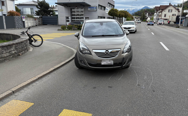 52-jährige E-Bike-Fahrerin wurde bei einem Zusammenstoss verletzt