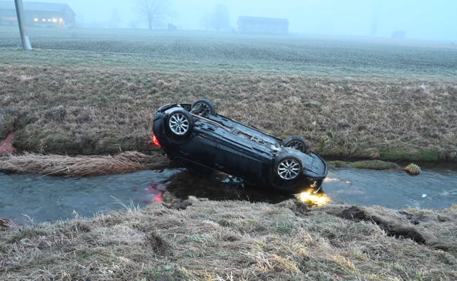 10'000 Franken Sachschaden: Auto landet nach Unfall im Bach