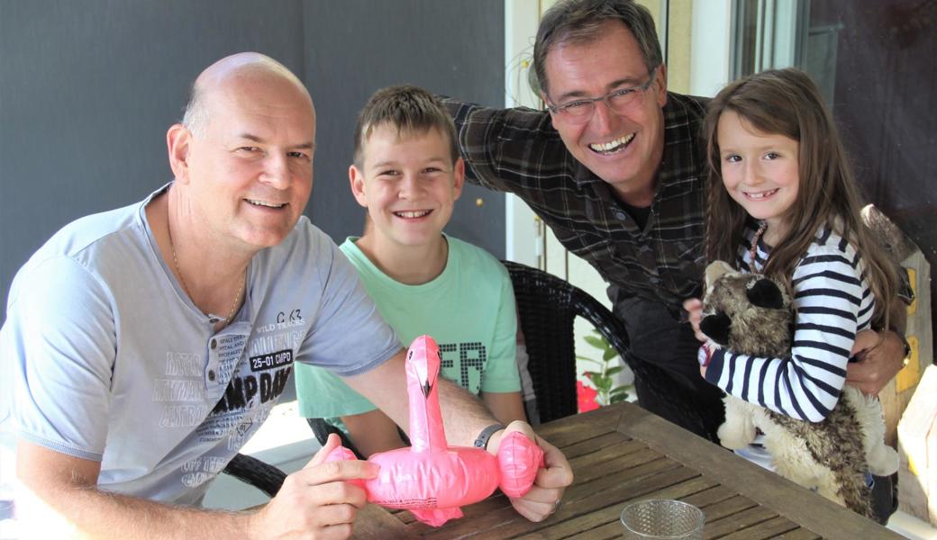 Jürg Bruhin (links), mit Sohn Janis, wurde von Roland Rino Büchel und seiner Tochter Ilaria Rina mit Geschenken überhäuft.