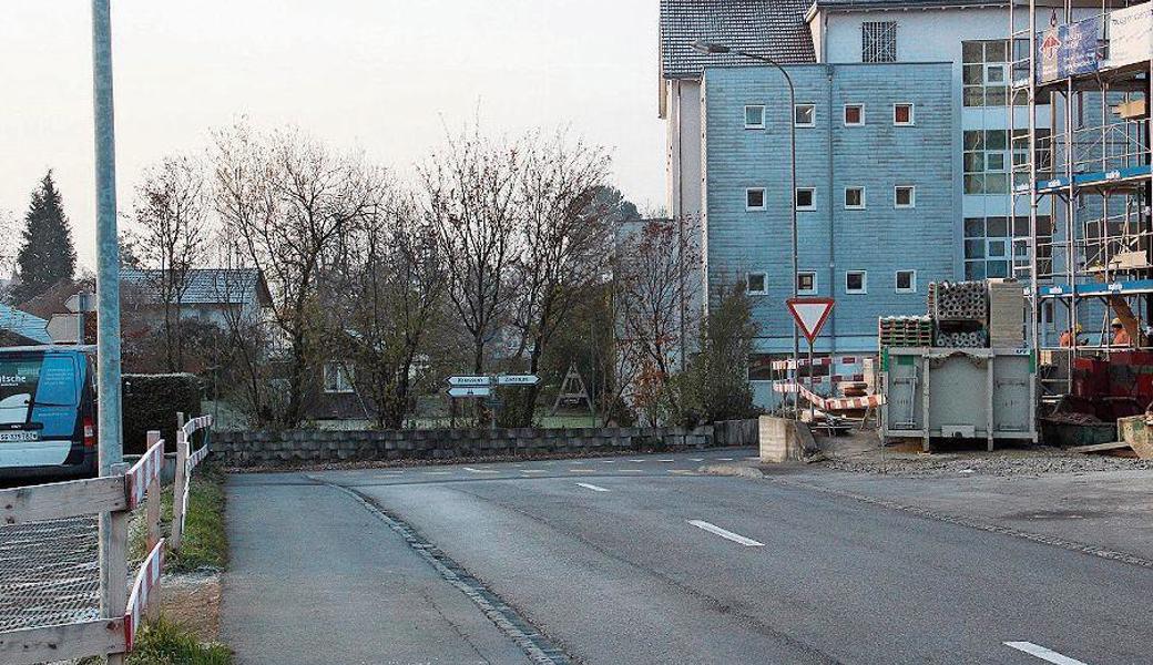 Hier, bei der Kriessernstrasse, ist die Feldwiesenstrasse zu Ende, auf dem Stadtplan ist sie es aber noch lange nicht.