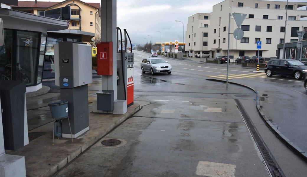 Der 46-Jährige fuhr rückwärts aus der Tankstelle und übersah dabei eine junge Frau und ihren zweijährigen Bub.