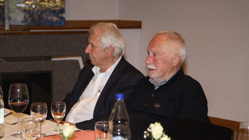 Willi Tinner aus Buchs (rechts) stellte gleich vier seiner Bilder für die Versteigerung zur Verfügung.