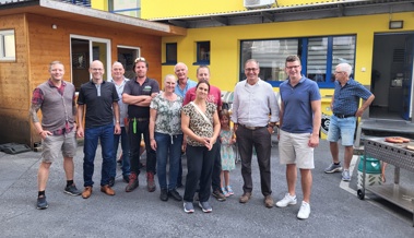 Geselligkeit beim traditionellen Grillfest