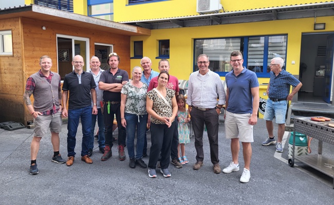 Geselligkeit beim traditionellen Grillfest