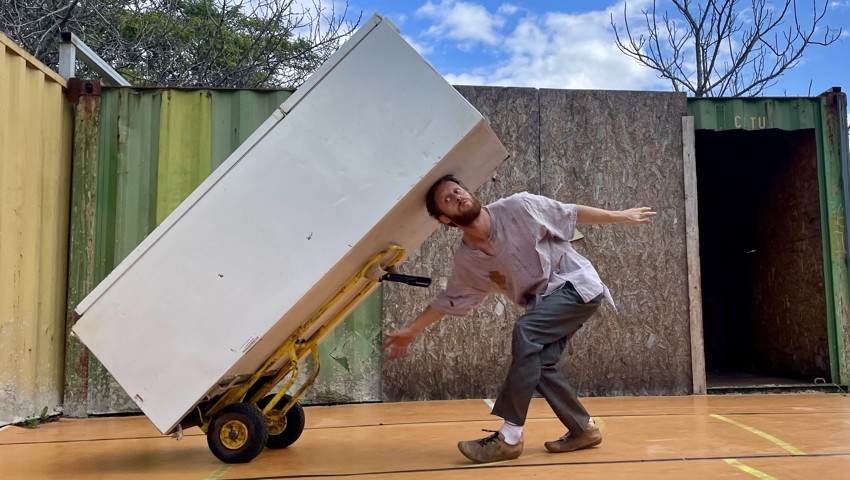 Der Circus Bardelas zeigt, was sich mit einem Kühlschrank alles anstellen lässt. Der Circus Bardelas zeigt, was sich mit einem Kühlschrank alles anstellen lässt.