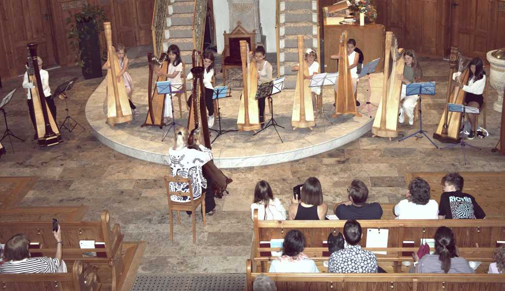 Wenn Engel musizieren: Harfenspielerinnen am zweiten Forstkonzert in der Kirche. 