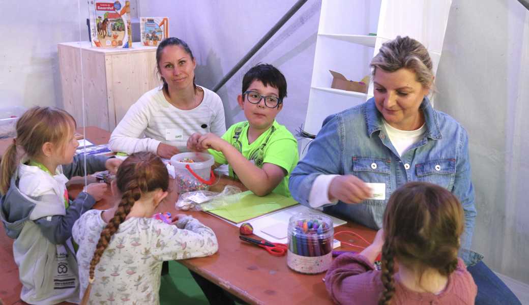 Die Mädchen und Buben basteln und malen mit Silvia Hildesheim (links) und Gloria Gruber. 