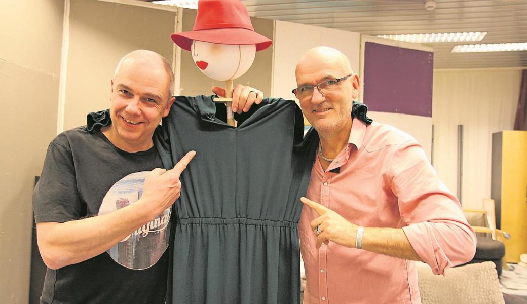 Roger Frischknecht (links) und Peter Stäuble stehen erstmals mit dem Dorftheater auf der Bühne.
