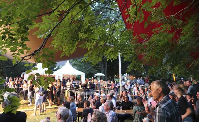 Ein Sommerabend im lauschigen Park voller Musik und Genuss