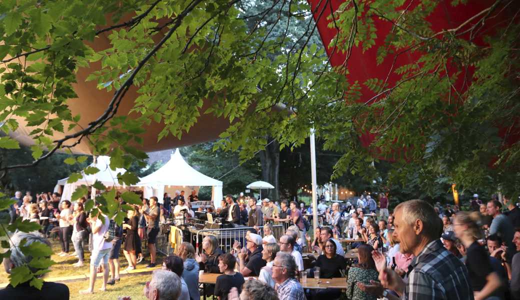 Das Festival unter Bäumen ist beliebt. 