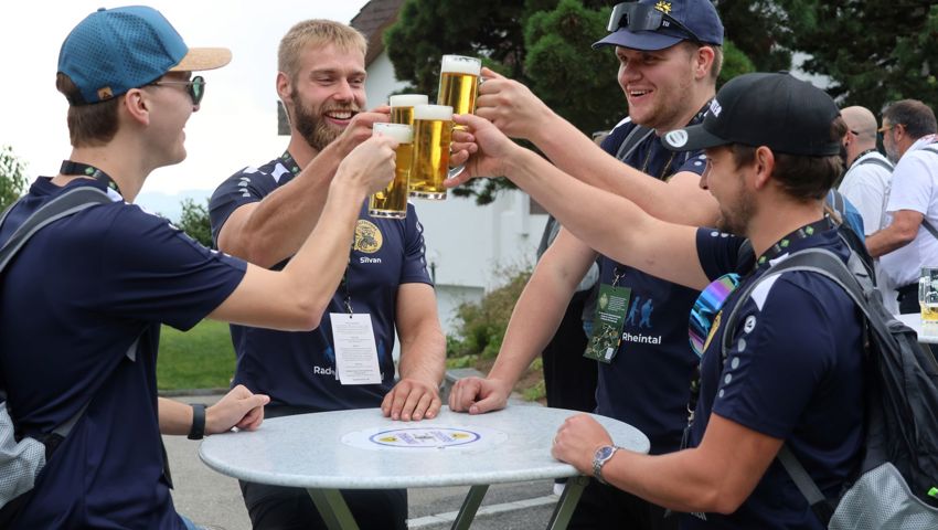 Mit Rucksack und Bierglas: 488 Teilnehmende feiern Premiere der Bierwanderung