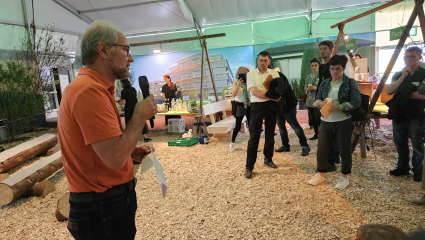Werner Strub (l.), stellte den Veranstaltungsteilnehmern die aufwendig gestaltete Sonderschau vor. Werner Strub (l.), stellte den Veranstaltungsteilnehmern die aufwendig gestaltete Sonderschau vor.