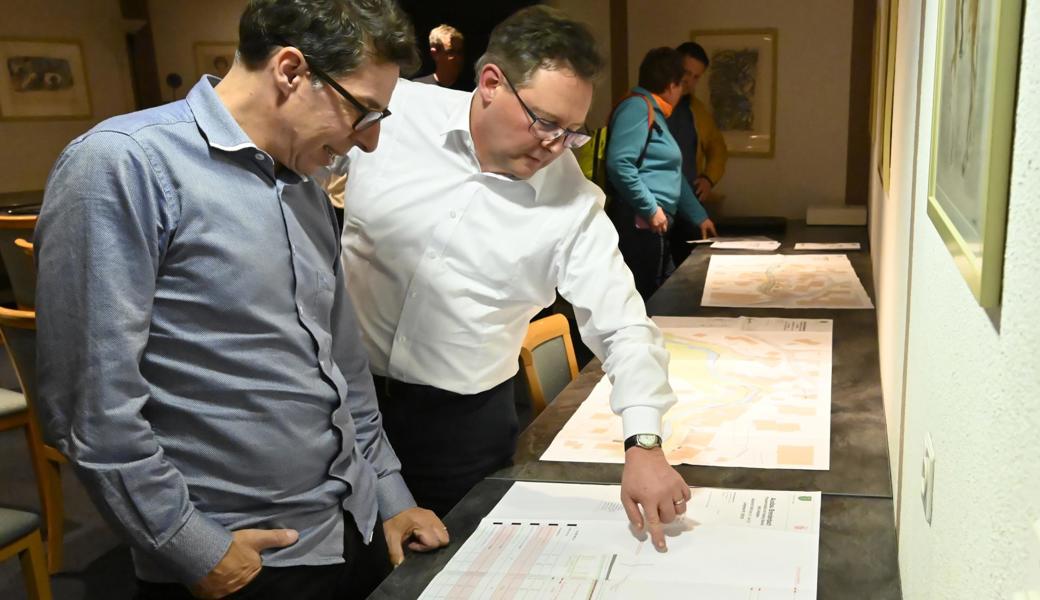 Am Informationsabend lagen die Projektpläne grossformatig auf.