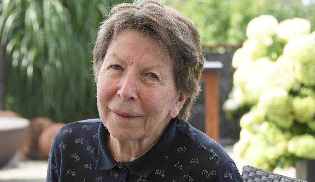Im Garten des «Pockenhauses» sitzend erinnert sich Regina Waibel an Johann Weder-Oettli. Als Primarschulkind lernte sie den letzten 

Pockenüberlebenden von Schmitter kennen.