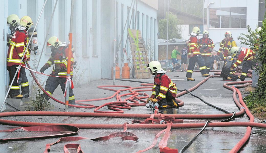 Die Angehörigen der Feuerwehr Rema lieferten eine gute Arbeit ab, trotz widriger Platzverhältnisse beim Übungsobjekt Staatsstrasse 119.