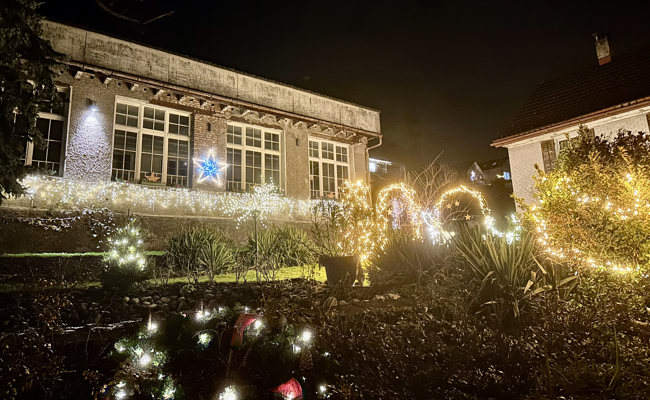 Wie sich ein Garten Jahr für Jahr in weihnachtlichen Lichterzauber hüllt