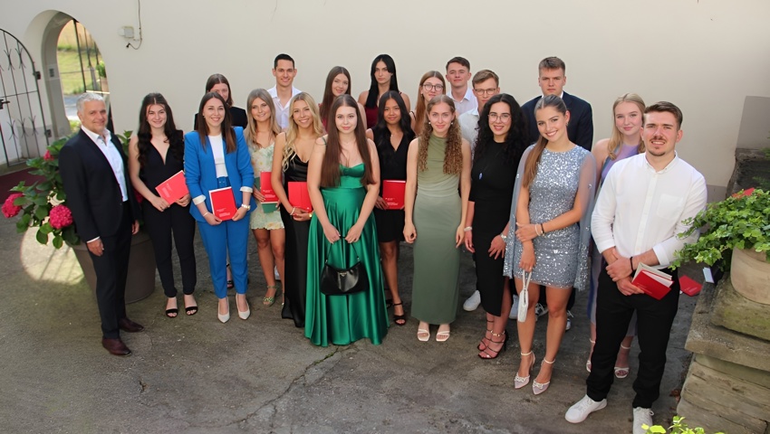 Felix Wetter (links) durfte am Dienstagabend auf Schloss Weinstein in Marbach die Diplome an die Absolventinnen und Absolventen der Berufsmaturität nach der Lehre überreichen: (von links) Irina Bischofberger, Noemi Garieri, Julia Hutter, Laura Städler, Fabian Rüegg, Adriana Sencadas Neves, Valerija Kühnis, Anja Benz, Fiorella Soelistyo, Nejla Sinanovic, Elea Lüchinger, Gina Zigerlig, Din Rahmanovic, Sven Dietsche, Rina Ademi, Paula Rohner, Timo Moser, Marie Busk Bendixen und Nikola Ilic. Felix Wetter (links) durfte am Dienstagabend auf Schloss Weinstein in Marbach die Diplome an die Absolventinnen und Absolventen der Berufsmaturität nach der Lehre überreichen: (von links) Irina Bischofberger, Noemi Garieri, Julia Hutter, Laura Städler, Fabian Rüegg, Adriana Sencadas Neves, Valerija Kühnis, Anja Benz, Fiorella Soelistyo, Nejla Sinanovic, Elea Lüchinger, Gina Zigerlig, Din Rahmanovic, Sven Dietsche, Rina Ademi, Paula Rohner, Timo Moser, Marie Busk Bendixen und Nikola Ilic.