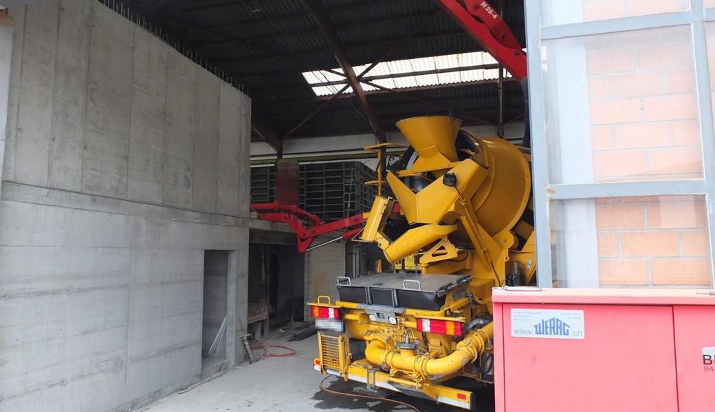 Das Gelenk des Betonmischerkrans ist gebrochen; zwei Kranarmelemente schnellten zu Boden und trafen den 70-jährigen Arbeiter.