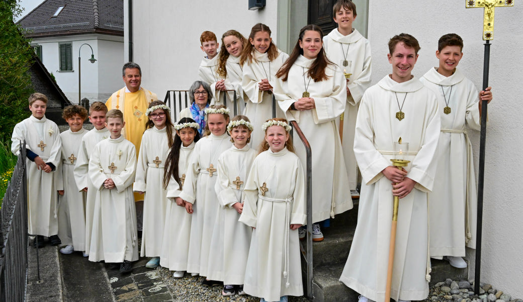 Neun Marbacher Erstkommunionskinder - hier mit den Ministranten, Priester Simon Niederer und Mesmerin Gaby Benz - durften am Sonntag zum ersten Mal am Tisch des Herrn Platz nehmen. 