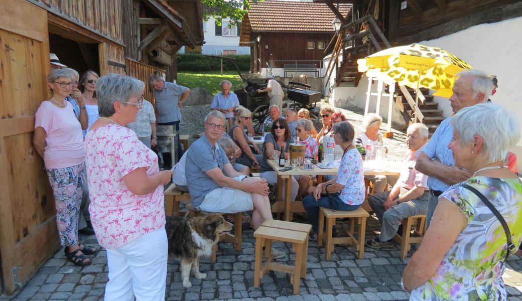 Interessiert verfolgten die Besucherinnen und Besucher die einleitenden Worte von Margrit Wellinger zur Sonderausstellung.