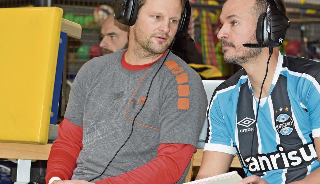 Manuel Sieber (links) kommentierte gemeinsam mit Juliano Fontoura von Faustball Widnau das Spielgeschehen für den Livestream. Ab dem zweiten Satz musste Sieber seinen Platz aber verlassen: Der frühere Diepoldsauer Trainer wurde auf dem Feld gebraucht.