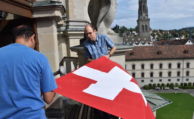 Flagge zeigen: Die Schweizer Fahne weht seit heute über der Kathedrale in St. Gallen