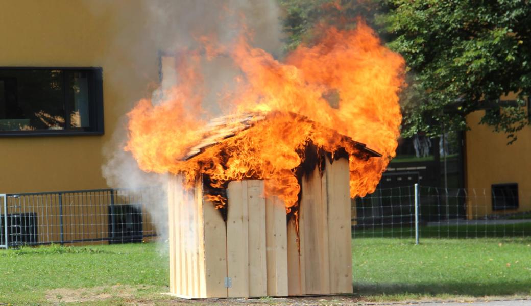 Die Hütte war eigens für die Übung gebaut worden. Das war nötig, weil ja nur reines (unbelastetes) Holz verbrannt werden darf.