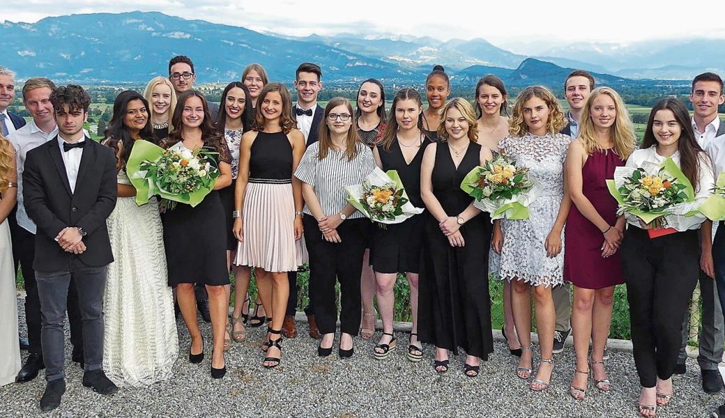 Die Absolventen der Berufsmaturität 2018: (v. l.) Sara Moser, Kursleiter Felix Wetter, Sandro Walt, Raffaele Marzano, Uthicha Veeravagu, Jasmin Chéreau, Paul Balosan, Jana Huber, Tania Da Silva, Lea Frischknecht, Rahel Köppel, (Name bis Redaktionsschluss nicht in Erfahrung zu bringen) Medine Limani, Hajrija Spijodic, Marina Widmer, Eileen Aigbe, Corinne Indermaur, Luisa Kobelt, Simona Thüler, Luca Sieber, Oliva Specker, Sevxhane Januzi, Silvio Hungerbühler und Marco Grünenfelder.