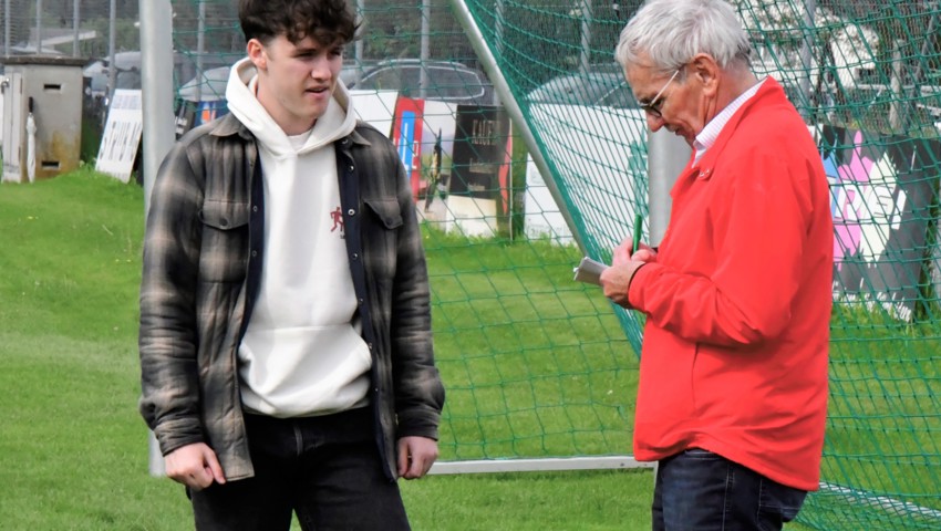 Fabian Dierauer im Gespräch mit Textautor Beni Bruggmann. Fabian Dierauer im Gespräch mit Textautor Beni Bruggmann.