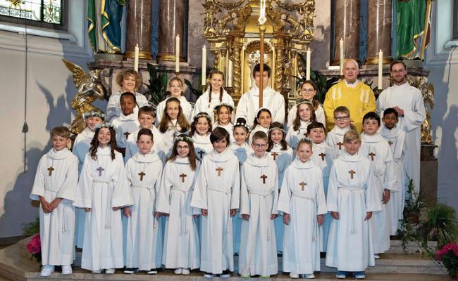 23 Kinder zum ersten Mal am Tisch des Herrn
