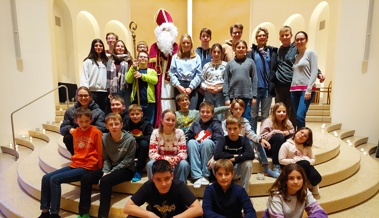 Samichlaus überrascht Minis der katholischen Kirche