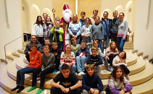 Samichlaus überrascht Minis der katholischen Kirche