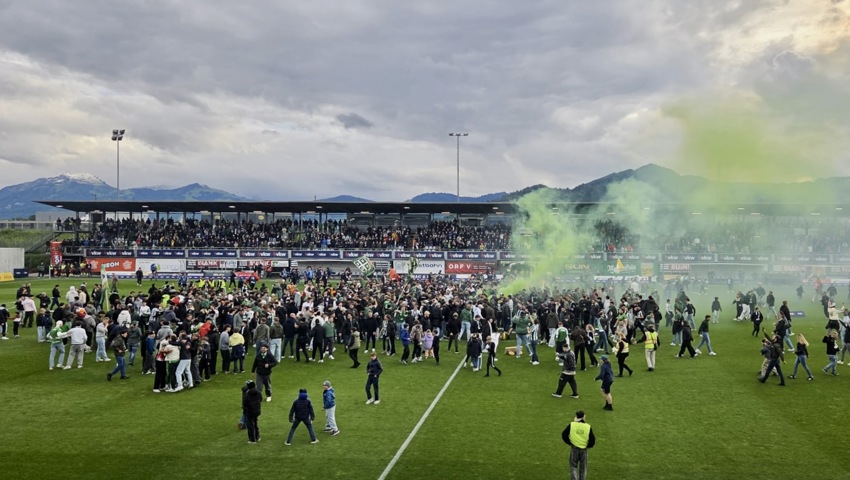 Am Ende nahmen die Fans das Spielfeld in Beschlag.