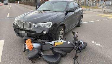 67-jähriger, angetrunkener E-Rollerfahrer kollidiert mit Auto – und verletzt sich unbestimmt