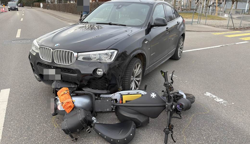 67-jähriger, angetrunkener E-Rollerfahrer kollidiert mit Auto – und verletzt sich unbestimmt