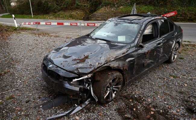 Betrunkener Autofahrer lenkt seinen Wagen in eine Baustelle