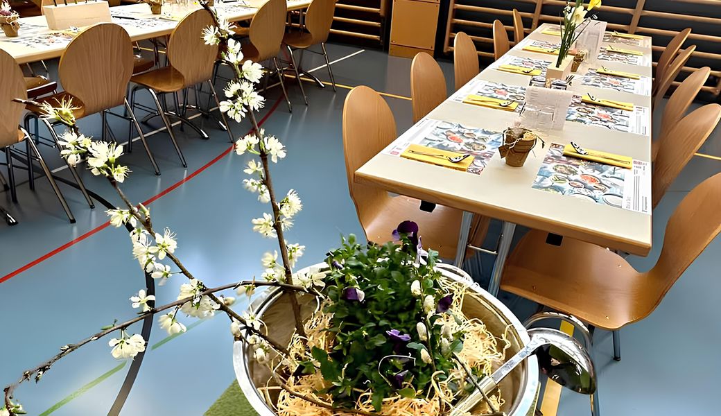 Frühlingshaft geschmückte Tische warteten auf die Besucher.  