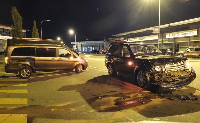 Stehendem Auto ins Heck geprallt