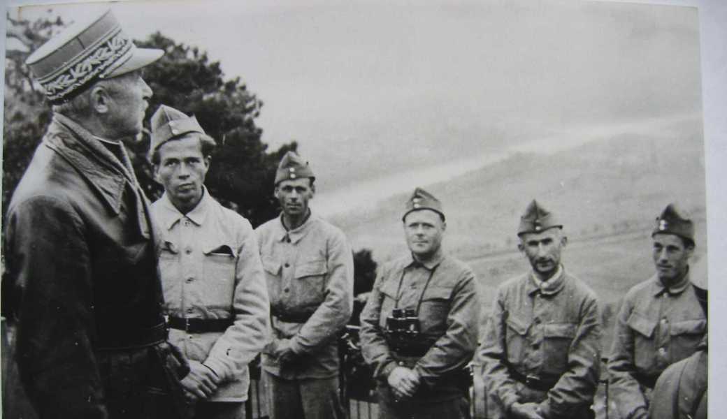 Unmittelbar vor Kriegsende inspizierte General Henri Guisan den Fliegerbeobachtungsposten der Schweizer Armee auf der «Meldegg».