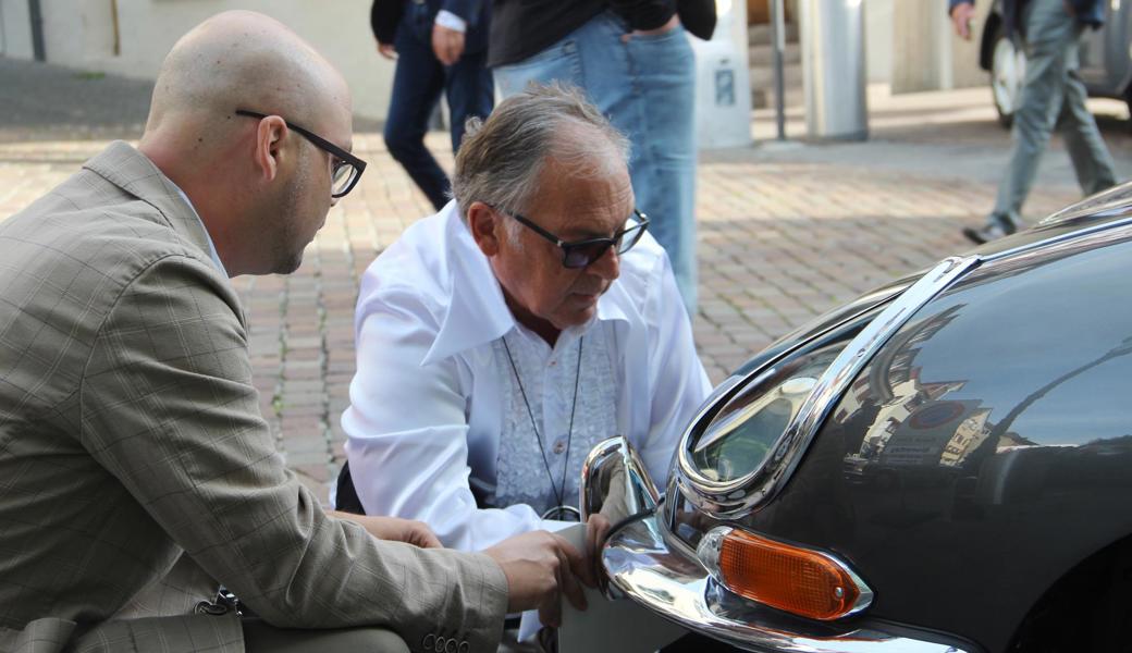 Der Widnauer Urban Hämmerle mit Sohn Marco beim Vorbereiten der Fahrt.
