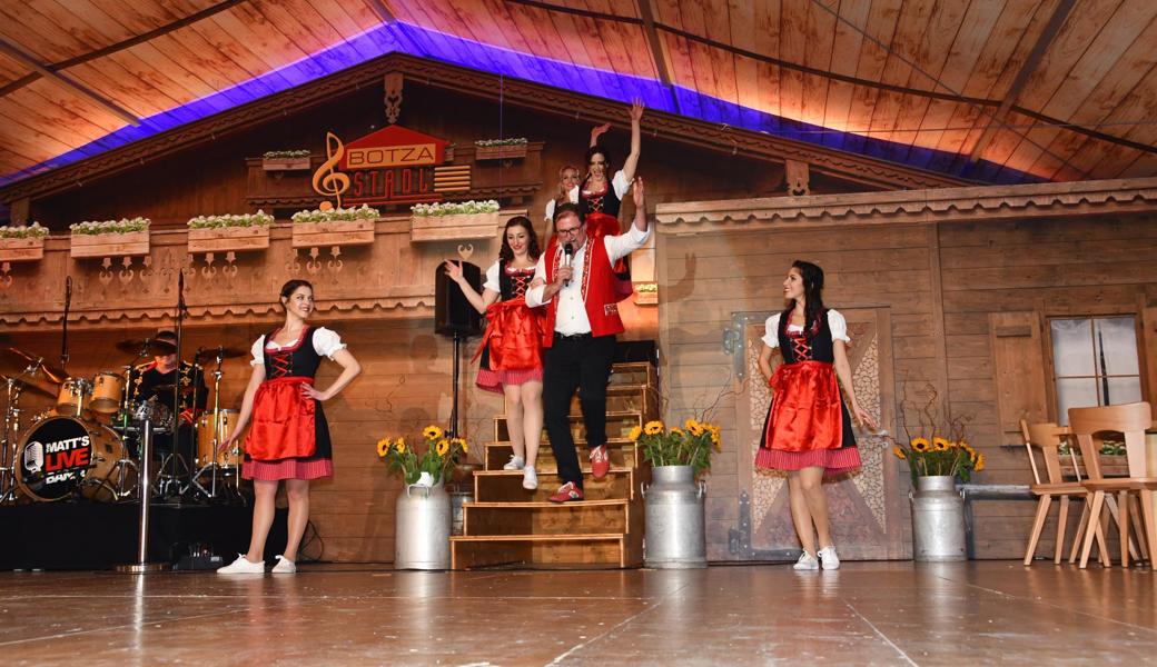 In echter Stadl-Manier kommt Stefan Roos auf die Bühne. In echter Stadl-Manier kommt Stefan Roos auf die Bühne.