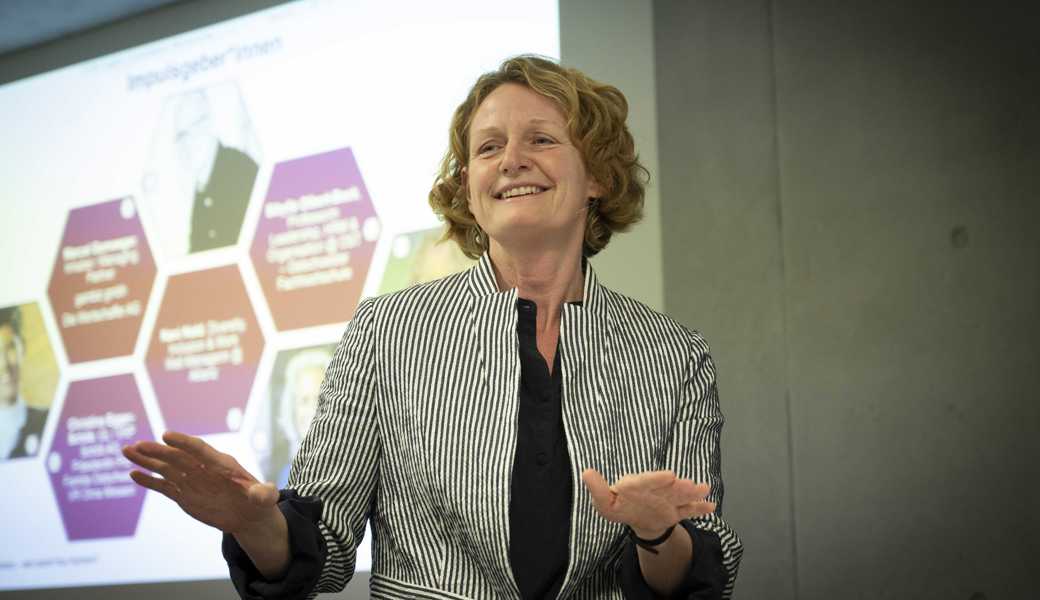 Professorin Sibylle Olbert-Bock befasst sich ausführlich mit dem Thema Frauen und Karriere und referiert darüber.