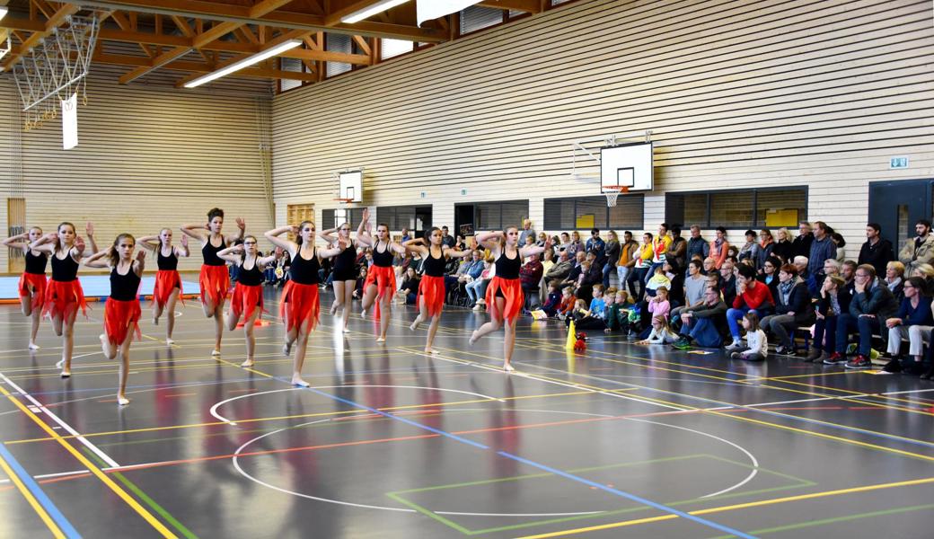 Die Gymnastik A des STV Balgach ist eine von drei Balgacher Gruppen, die am 1. und 2. Dezember in Kreuzlingen um den Schweizer Meistertitel turnen. Ihre Hauptprobe wollten viele sehen.