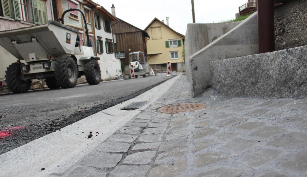 Obschon eine Regenrinne der Strasse entlang verläuft, muss direkt neben ihr eine zweite Rinne bestehen, auch diese mit Schacht.