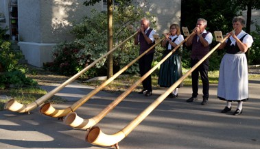 Sommerabend voller Genuss und Gemeinschaft unter den Bäumen