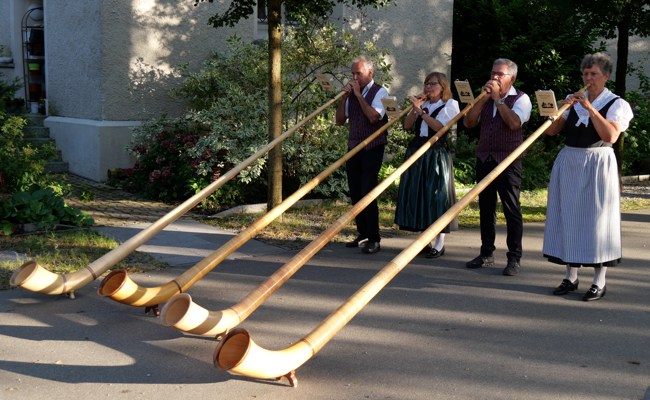 Sommerabend voller Genuss und Gemeinschaft unter den Bäumen